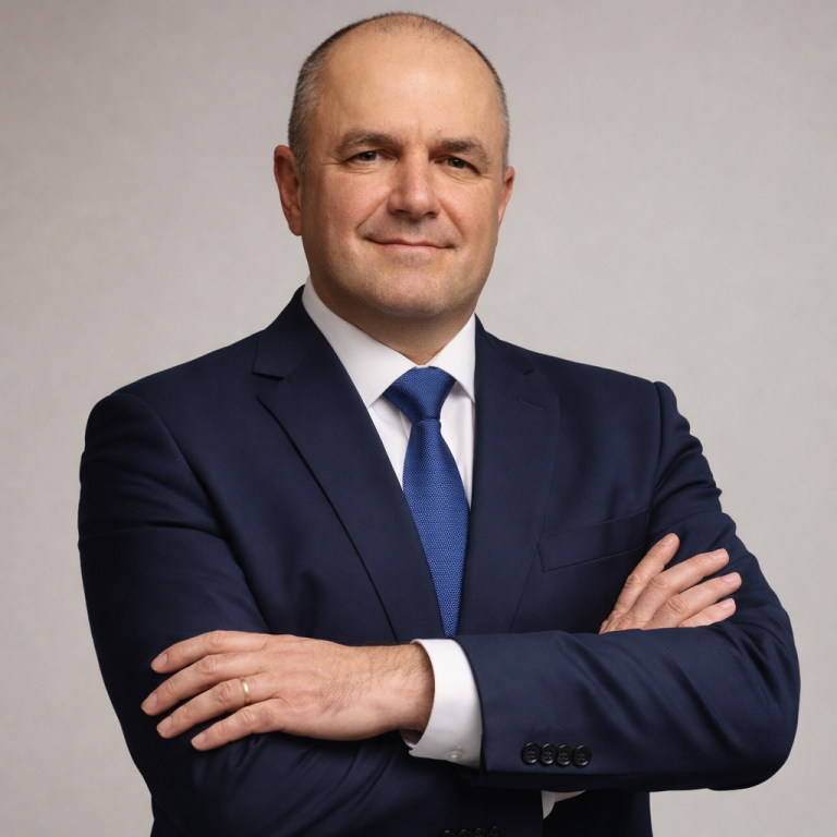 Vitalij Kromm Porträt von Steuerberater Vitalij Kromm in traditioneller Trachtenweste, freundlich lächelnd, vor weißem Hintergrund